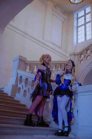 Gauche : @rainy.cos / Droite : lodyseede_celie